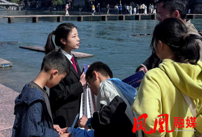 法治护航五一游丨凤凰法院：值班+普法，全力守护假日古城