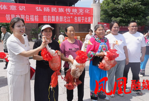 凤凰古城:粽叶飘香古城闹端午 邻里游客同台包粽乐融融