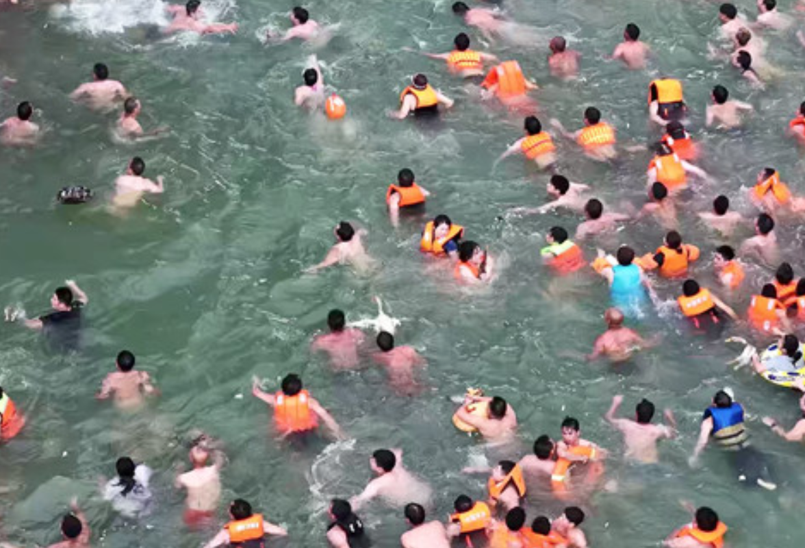 凤凰古城:外籍游客沉浸式体验端午节特色民俗