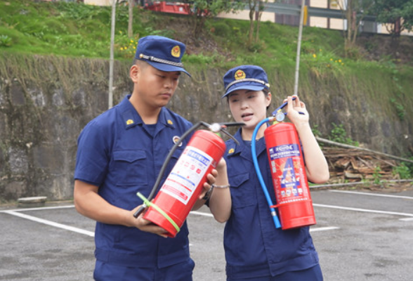 凤凰县竹山苗寨开展消防安全培训演练 筑牢乡村旅游安全防线