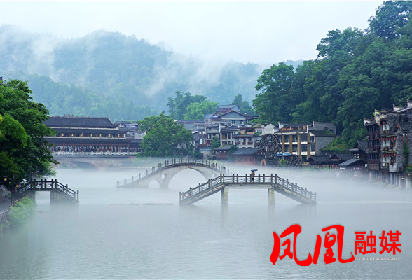 烟雨入画，凤凰古城宛若水墨丹青
