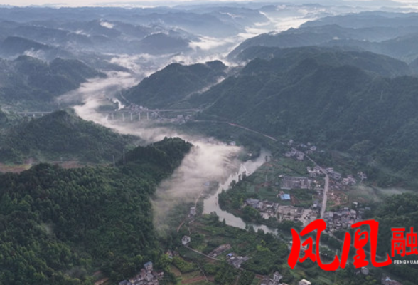 凤凰古城：晨雾弥漫 邂逅诗意水墨仙境