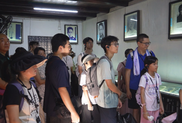 凤凰古城夏日旅游持续升温  人文风光醉游人