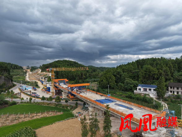 铜吉铁路跨X052大桥顺利合龙 全线建设取得重要突破