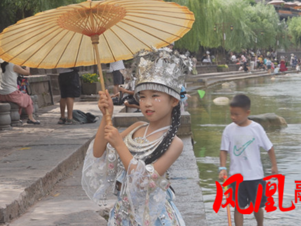暑期临近尾声 凤凰古城旅游热度不减