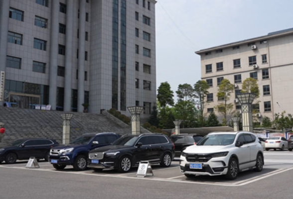 凤凰入选国家级精品自驾旅游公路体系 暑期自驾游客纷至沓来