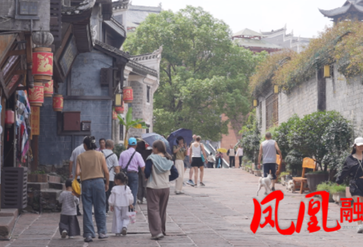 湘西州州庆撞上周末 凤凰古城人气旺