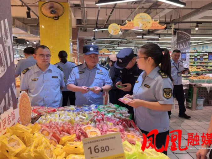 凤凰县市场监管局：把牢食品安全关 护航“双节”消费