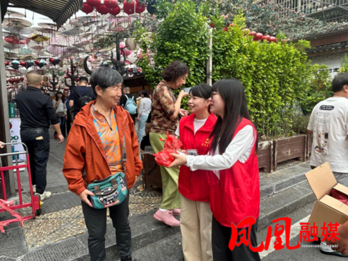 凤凰县虹桥社区开展中秋慰问送月饼活动
