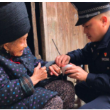 凤凰公安12个“办证小分队”深入苗寨上门办证  获百岁老人点赞