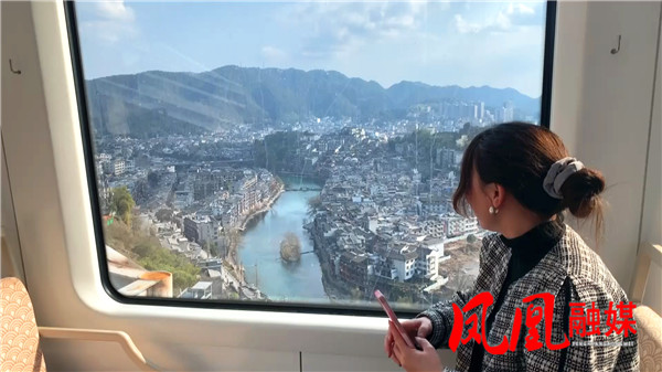 凤凰古城：坐着磁浮看凤凰&nbsp;可观[00_04_27][20220519-142521].jpg