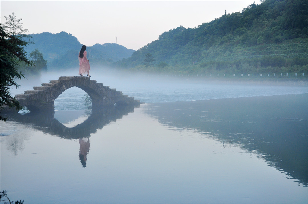 该地特别是昼夜温差大，河面上总升腾起一层薄雾，青山、绿树、碧水、石桥相映相衬，在薄雾中若隐若现 ，宛如仙境，构成一幅美丽的山水画卷。早晨、傍晚时段，吸引众多市民、游客、摄影爱好者前来赏景、游玩、拍摄。