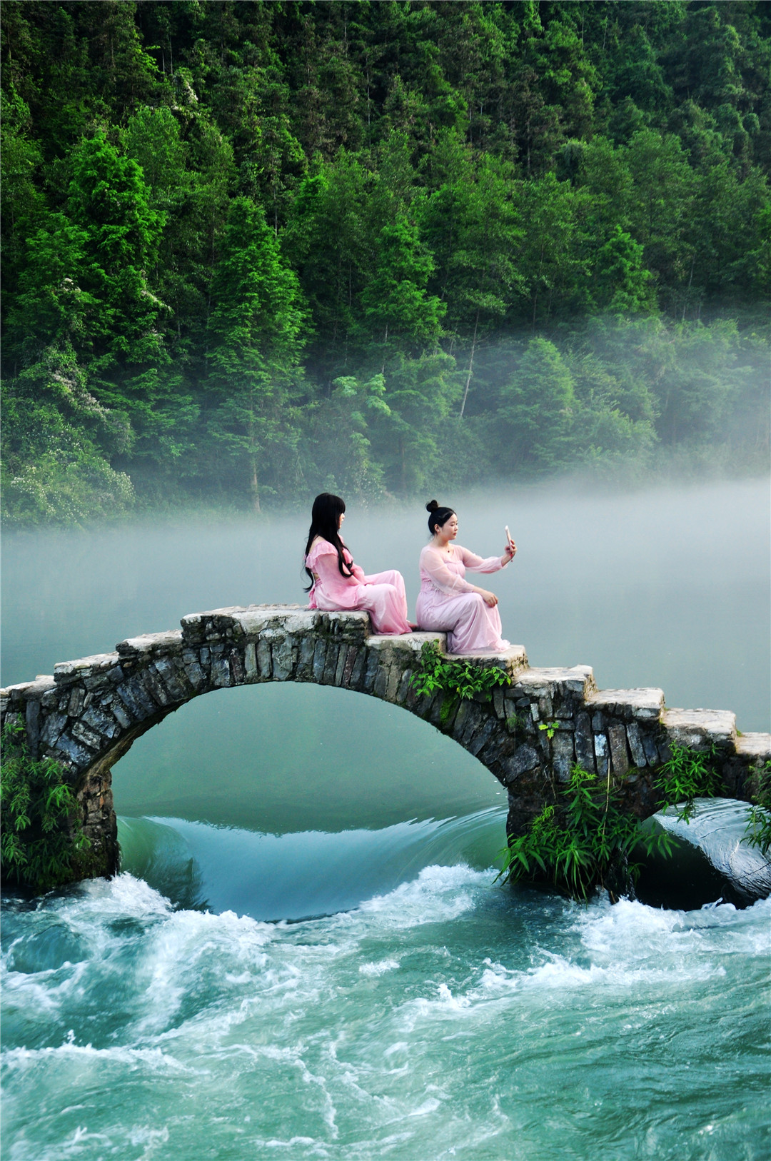 “网红桥”地处凤凰至长潭岗风景区的路边上，距县城十余公里。是一座古石拱桥连一排跳岩横卧沱江上游浅滩河面上。