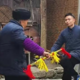 他让凤凰非遗“霸王鞭”焕发新活力