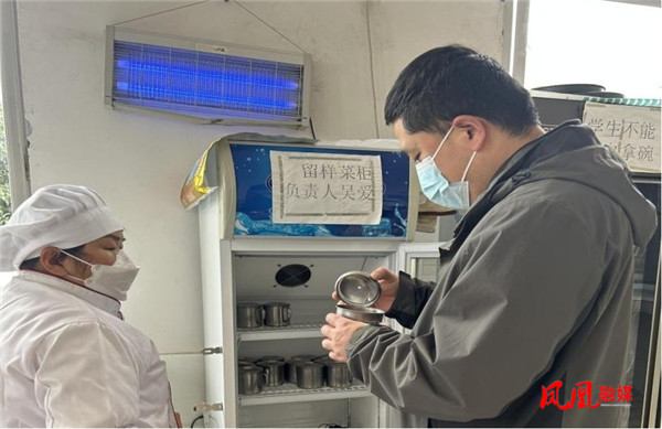 凤凰县廖家桥镇开展春季消防安全与食品安全专项检查1.jpg