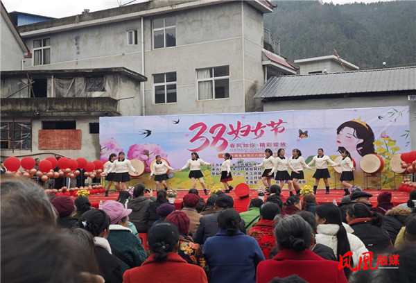 凤凰县木江坪镇：载歌载舞庆三八 乡村活力绽芳华.jpg