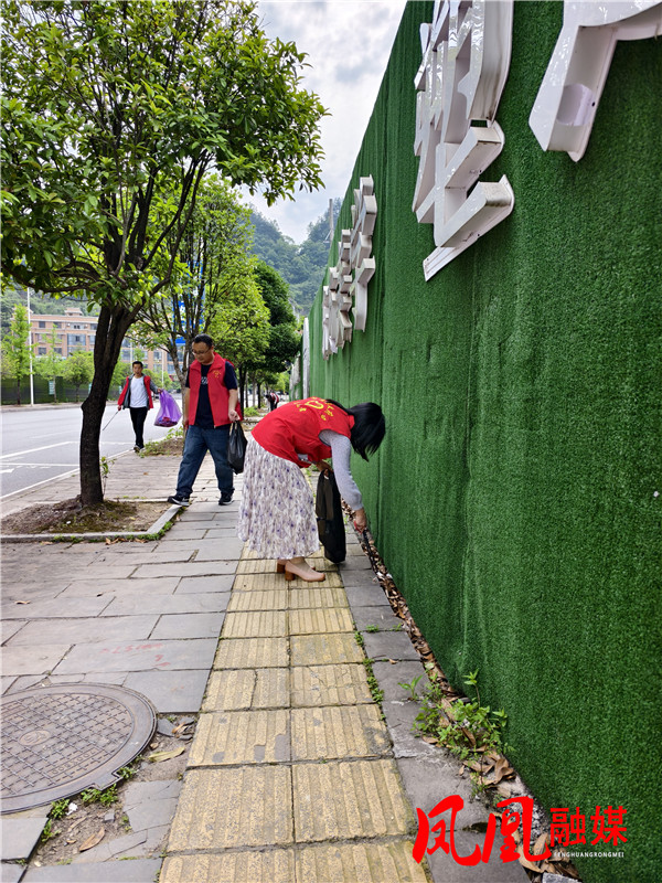 清理人行道垃圾.jpg