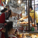 凤凰古城“五一”点燃假期经济热潮  旅拍热、美食香、民宿俏