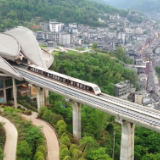 “五一”假期 凤凰磁浮观光快线成为古城旅游新名片