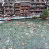凤凰端午压轴大戏:500只鸭子“点燃”沱江 30万游客共赴民俗之约