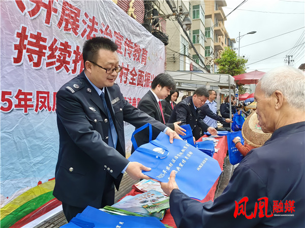 赶集的群众在领取法治宣传资料。.jpg