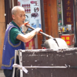 五一坚守不打烊！凤凰420名环卫工与志愿者守护古城“颜值”与温度