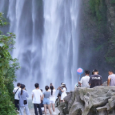 看瀑布、享清凉!凤凰飞水谷景区成避暑游玩热门地