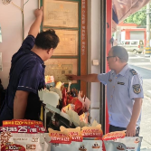 凤凰县市场监管局执法大队开展“长江禁渔禁捕”及禁止向未成年人销售烟酒宣传行动