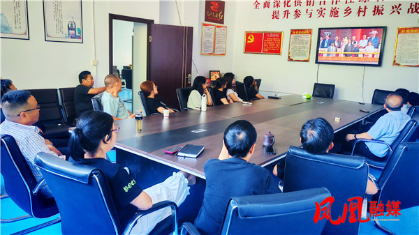 凤凰县供销联社组织观看九三阅兵 砥砺奋进激情1.jpg