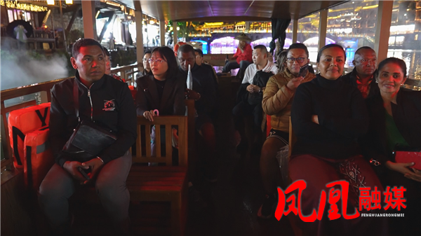 马达加斯加国民议会副议长一行走进凤凰古城 感受千年古镇的东方魅力