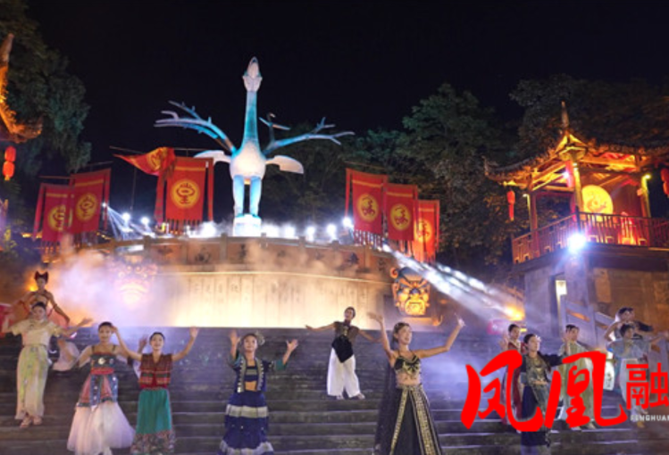 凤凰:登临南华山揽古城盛景 实景演艺激活暑期夜游