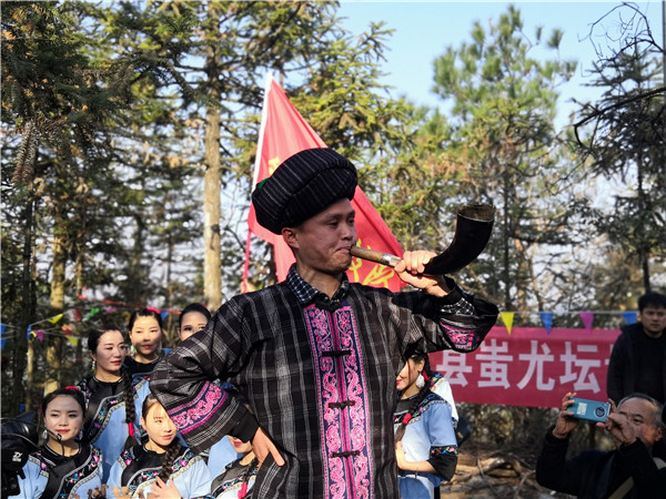 12月21日，在凤凰县山江镇举行神秘湘西过大年系列活动，祭先祖、杀年猪、打糍粑、唱苗歌等传统习俗，让游客零距离体验苗家民俗乐趣，共寻浓郁乡愁、共享醇美年味。