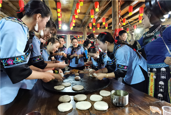 12月21日，在凤凰县山江镇举行神秘湘西过大年系列活动，祭先祖、杀年猪、打糍粑、唱苗歌等传统习俗，让游客零距离体验苗家民俗乐趣，共寻浓郁乡愁、共享醇美年味。