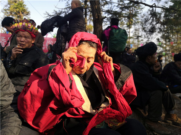 12月21日，在凤凰县山江镇举行神秘湘西过大年系列活动，祭先祖、杀年猪、打糍粑、唱苗歌等传统习俗，让游客零距离体验苗家民俗乐趣，共寻浓郁乡愁、共享醇美年味。