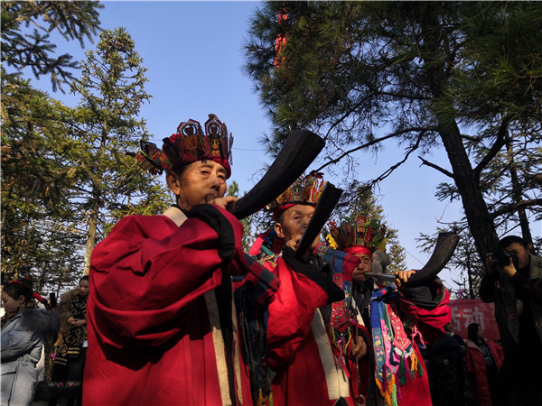 12月21日，在凤凰县山江镇举行神秘湘西过大年系列活动，祭先祖、杀年猪、打糍粑、唱苗歌等传统习俗，让游客零距离体验苗家民俗乐趣，共寻浓郁乡愁、共享醇美年味。