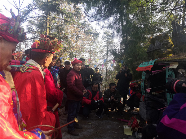 12月21日，在凤凰县山江镇举行神秘湘西过大年系列活动，祭先祖、杀年猪、打糍粑、唱苗歌等传统习俗，让游客零距离体验苗家民俗乐趣，共寻浓郁乡愁、共享醇美年味。