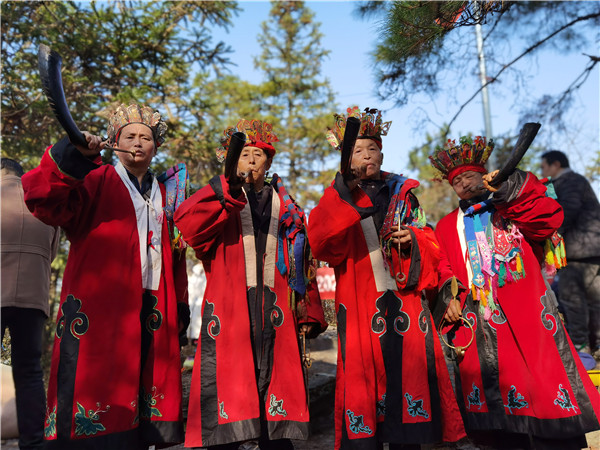 12月21日，在凤凰县山江镇举行神秘湘西过大年系列活动，祭先祖、杀年猪、打糍粑、唱苗歌等传统习俗，让游客零距离体验苗家民俗乐趣，共寻浓郁乡愁、共享醇美年味。