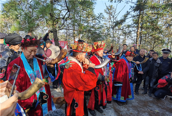 12月21日，在凤凰县山江镇举行神秘湘西过大年系列活动，祭先祖、杀年猪、打糍粑、唱苗歌等传统习俗，让游客零距离体验苗家民俗乐趣，共寻浓郁乡愁、共享醇美年味。