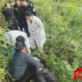凤凰融媒丨男子上山突发疾病 凤凰公安紧急救援