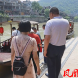  凤凰古城： 沱江泛舟游古城恢复营业