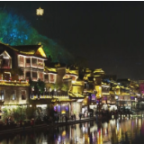 凤凰古城夜景吸引游客慕名而来