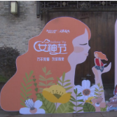 凤凰古城阳光明媚  迎来各地游客过节