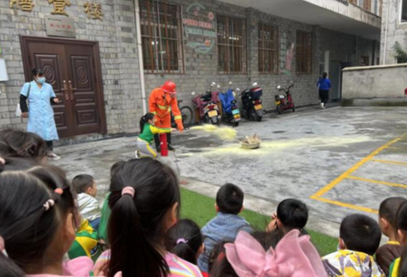 凤凰县幼儿园开展防震及消防应急疏散演练活动