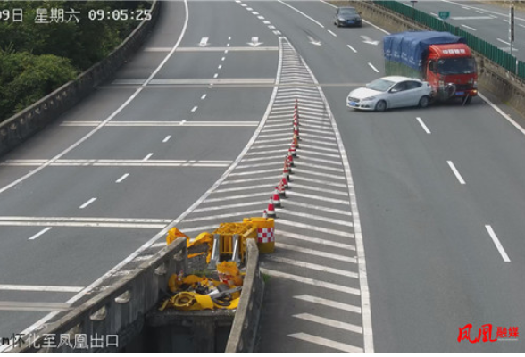 湘西凤凰高速小车错过匝道口违停引发追尾驾驶人辩解没有停车被依法