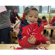 凤凰县九里边城幼儿园举行“迎元旦 非遗走进幼儿园”亲子游园活动