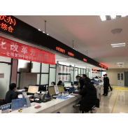 凤凰县政务服务中心：清扫积雪畅通道路 全体到岗服务群众