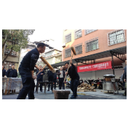 凤凰城管：联合环卫、社区开展迎春节打糍粑、送春联传统民俗活动
