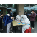 凤凰：首批滞留在凤凰古城的游客开始返程