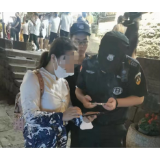 凤凰古城旅游区：增强旅游高锋期安保巡查 暖心服务获好评——记10月1日晚凤凰古城旅游区安保队为游客找寻失散女儿事迹