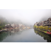 组图丨凤凰古城：雾锁沱江水墨如画